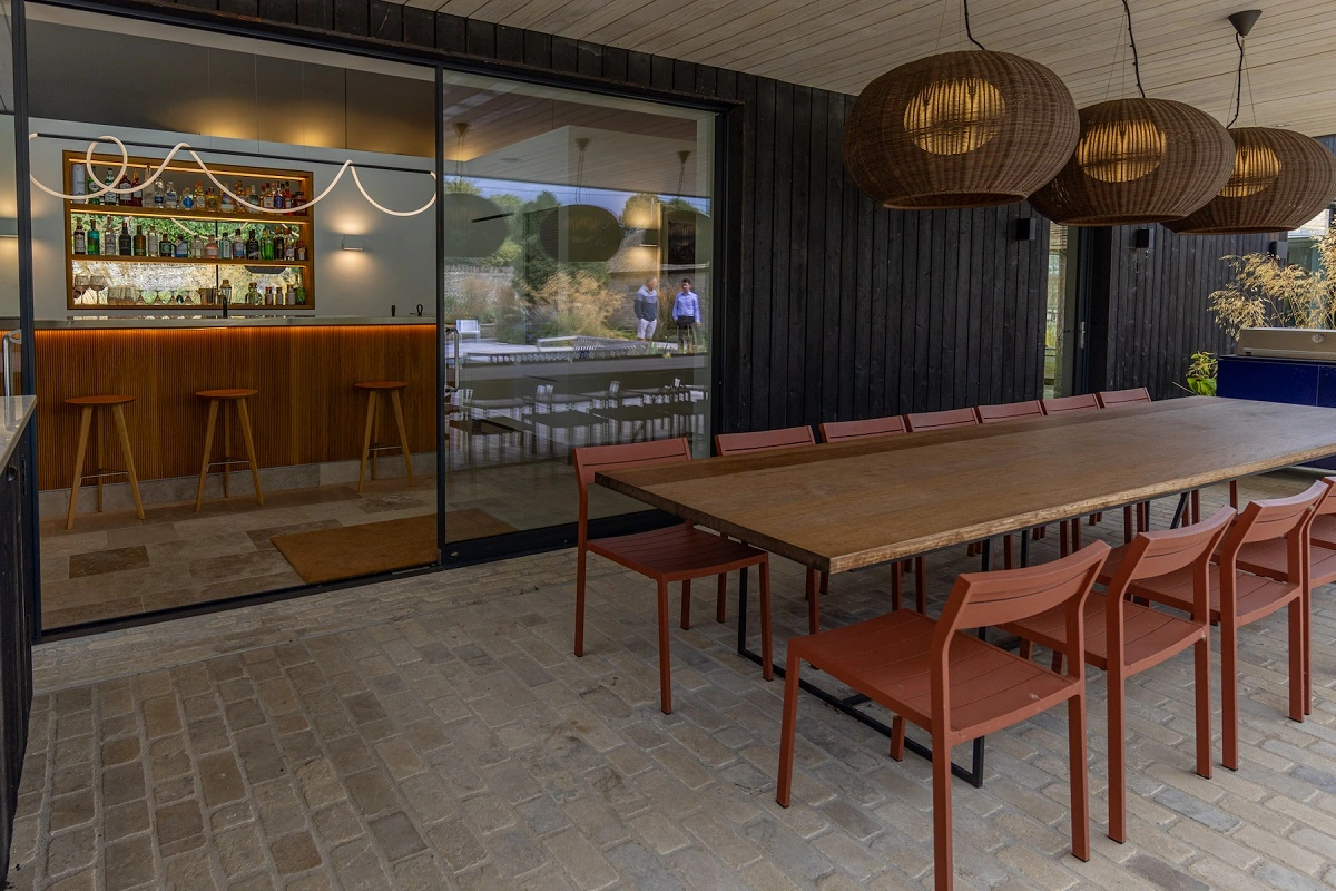 lutron-installations-the-cotswolds-bar-area-3